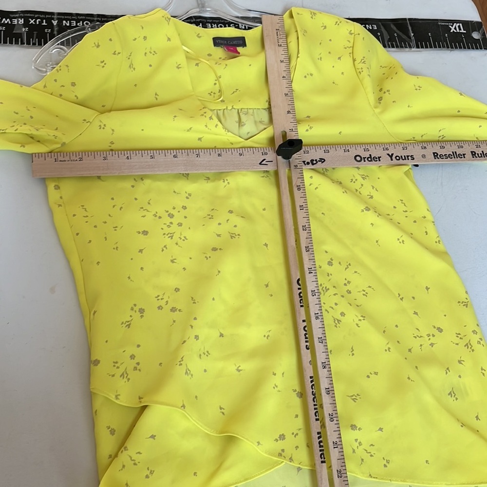 Vince Camuto size XXS yellow print v-neck silky blouse 3/4 bell sleeve - Picture 9 of 15
